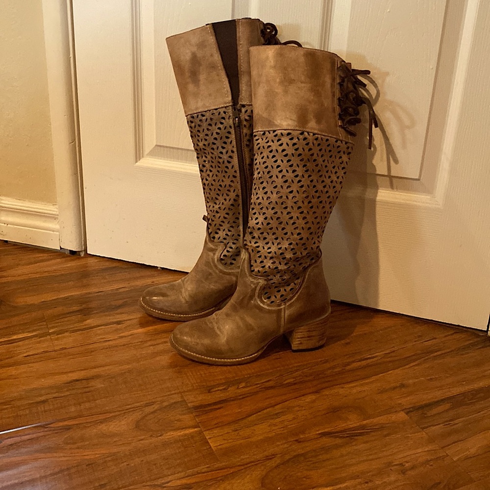 Sundance leather, 8, elastic calf, 2.5” heels, gently used.